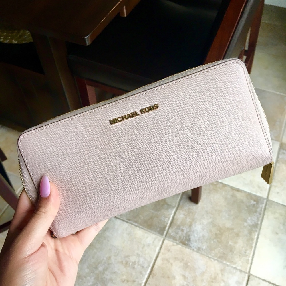Blush Michael Khors wallet